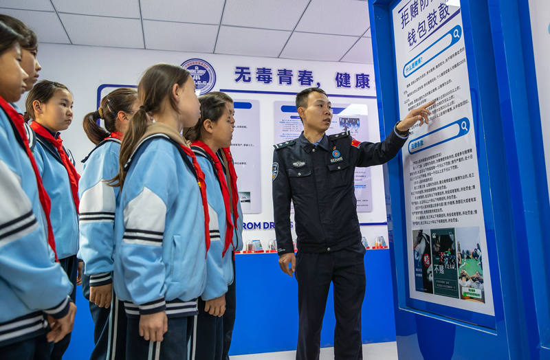 民警在“三阵地一中心”内正在向学生们开展禁赌宣传。新疆伊犁边境管理支队供图
