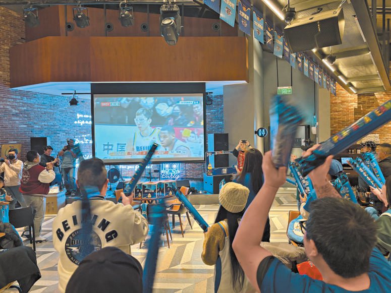 　　球迷相聚在香啤坊餐厅观看比赛直播，“第二现场”氛围热烈。本报记者 潘福达摄