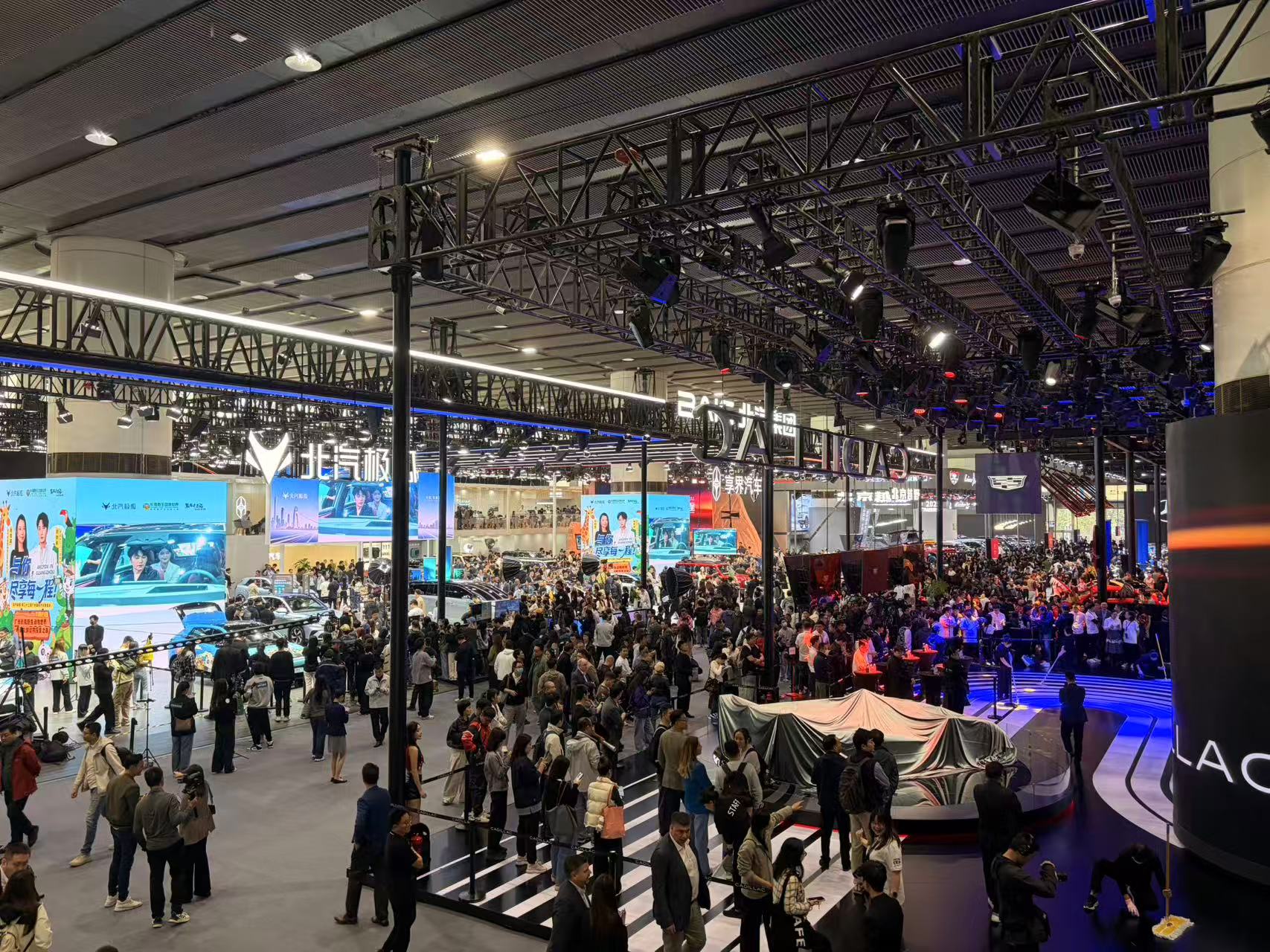 哪些车企先拿到门票？自动驾驶产业迎来新节点：两款L3级自动驾驶汽车获准上路试点