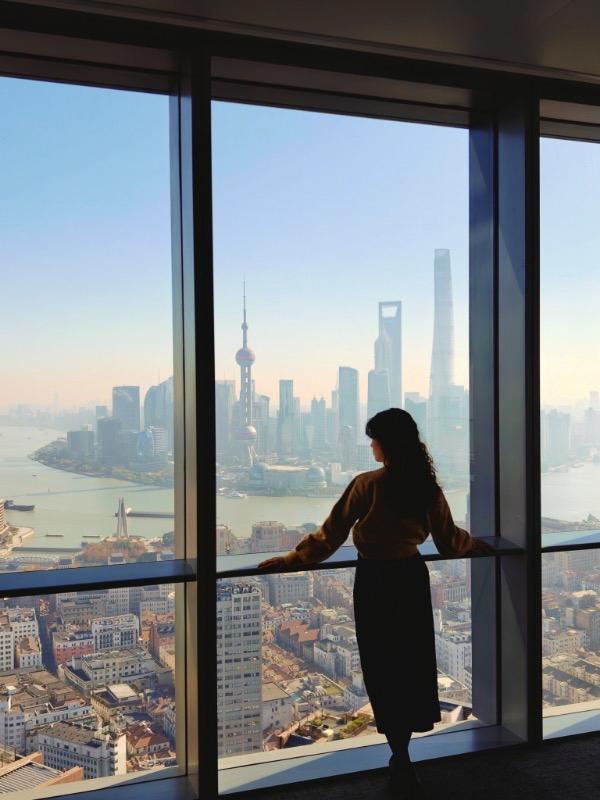 在静安区苏河湾中心42楼，从落地窗眺望，浦江天际线和陆家嘴尽收眼底 新民晚报记者 刘歆 摄