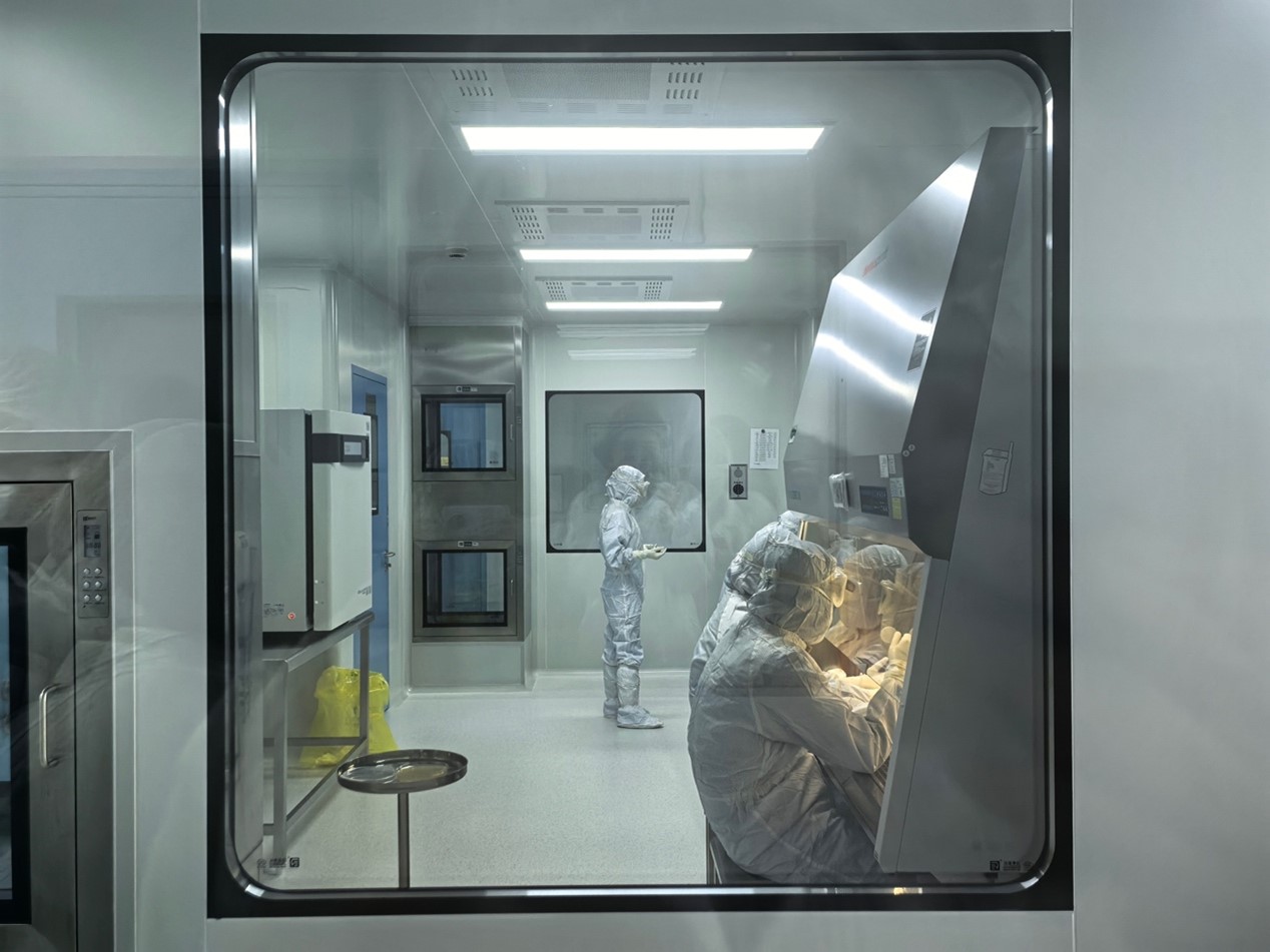 　　图为康霖生物工作人员对患者造血干细胞进行体外基因修饰