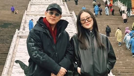 被质疑换心脏、换血变年轻后：62岁李连杰与女儿现身九华山 身型略显沧桑