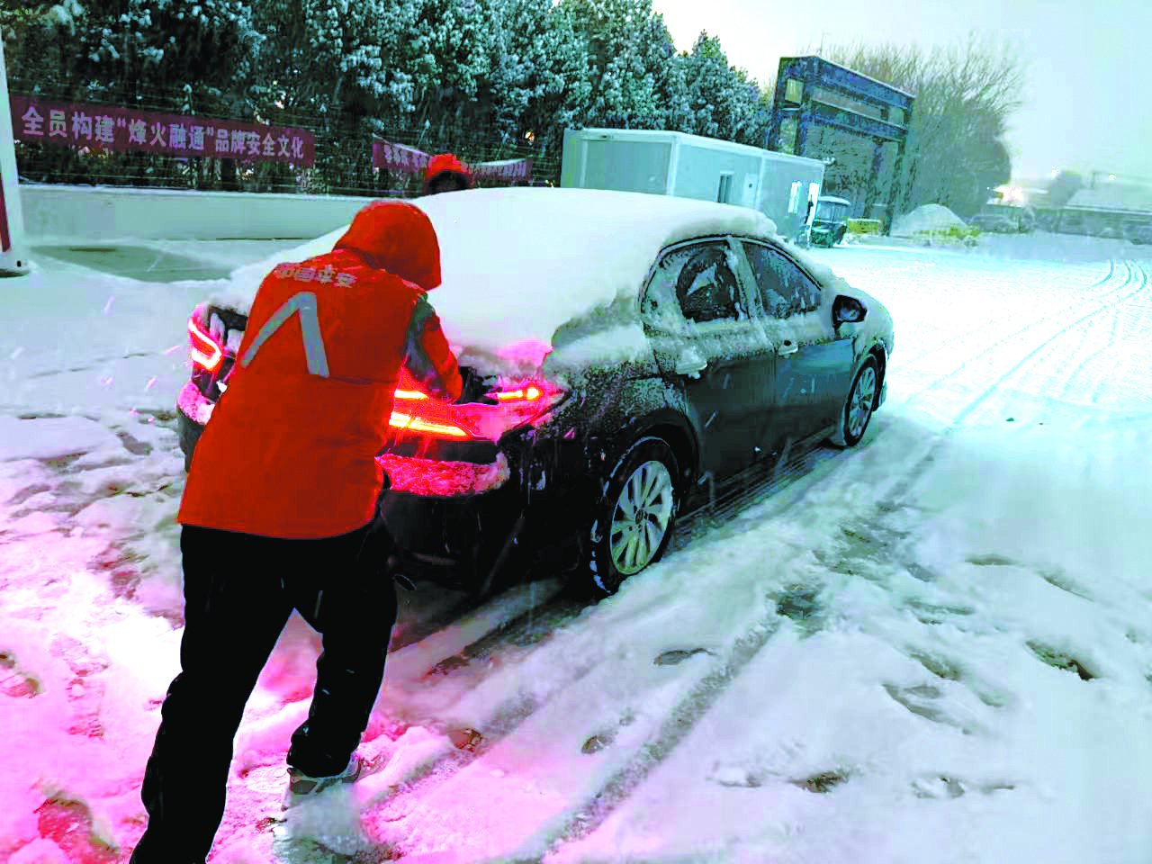 平安产险济南中心支公司工作人员帮助车主推行车辆。赵晓宇/摄