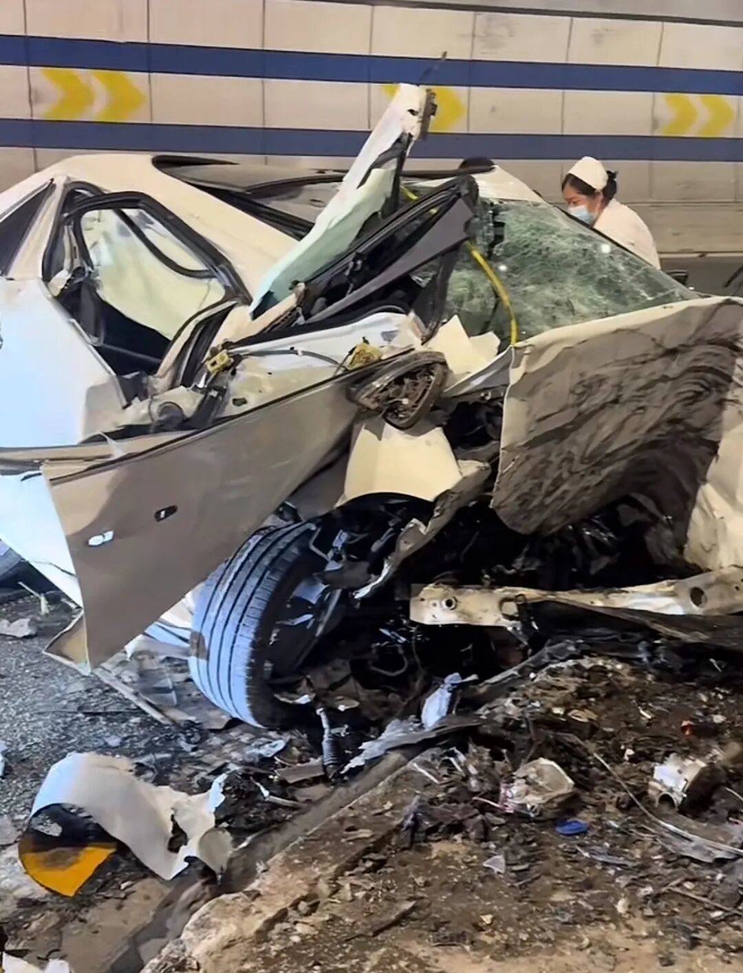 湖南小伙在广西高速遇前方车祸，独自一人在车流中立起300米雪花桶，百万网友点赞：教科书式救援