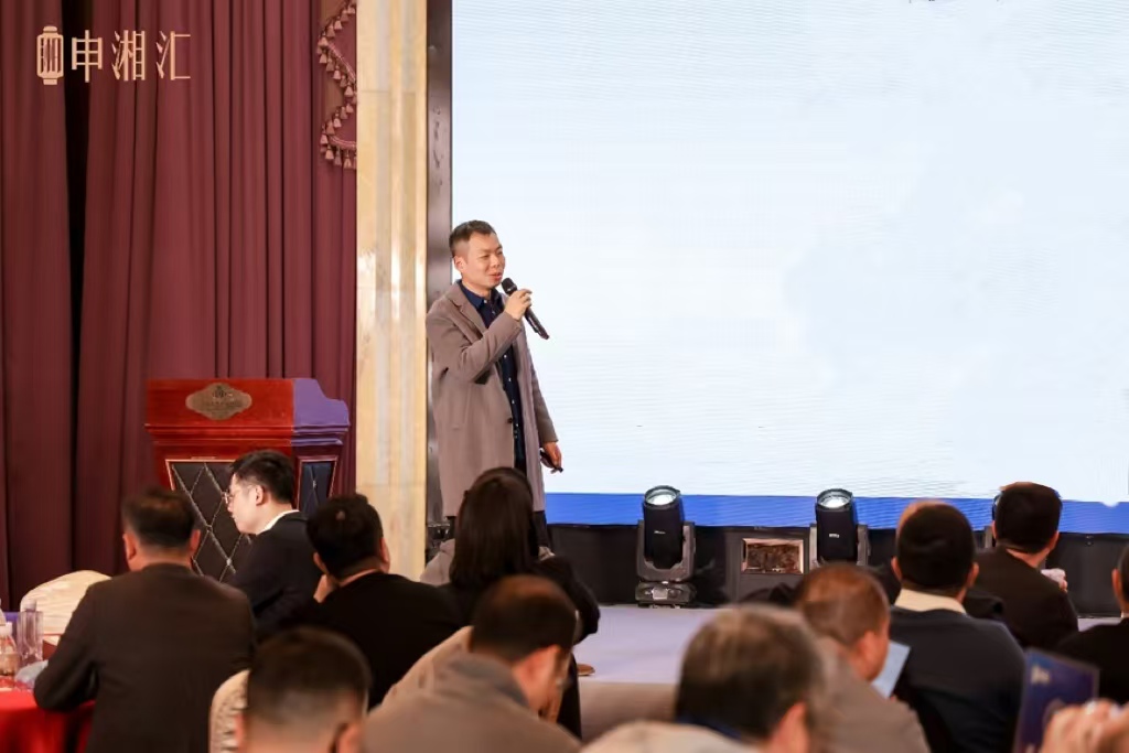 长城证券研究所董事总经理、半导体首席分析师唐泓翼发表演讲《AI驱动存储周期浪潮》