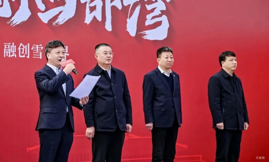 左一为孙宏斌（2022年） 图源｜“融创西北区域”微信公众号