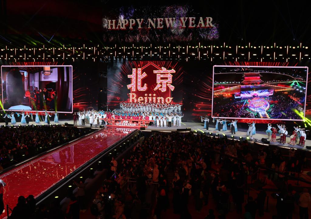 2025年1月1日，人们在北京首钢园参加北京新年倒计时活动。新华社记者 张晨霖 摄