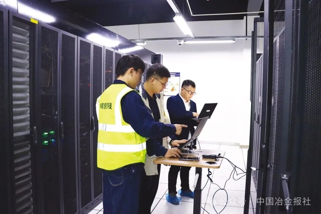 图为柳钢集团与华为公司工作人员进行技术研讨。