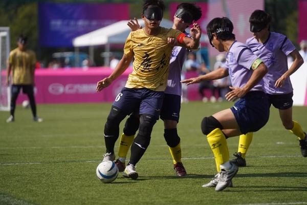 12月8日，廣州，2025全國殘特奧會盲人足球小組賽，廣東隊對天津隊，球員在比賽中。