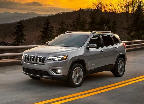 倒车灯不满足国家相关标准 克莱斯勒召回3565辆进口吉普自由光汽车