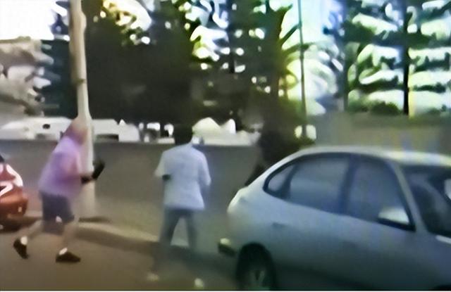 监控画面显示：一对夫妇在路上出手阻止赛义德·阿克拉姆行凶。图源：澳媒