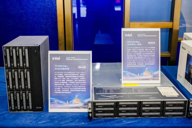 大会现场展出铁威马 U12-500 Max 等产品 ｜图片来源： 英特尔