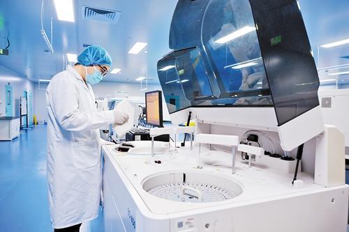 12月3日，在位于廊坊开发区的河北诺道健康科技有限公司实验室，技术人员检测生物样本。 本组图片由刘向摄