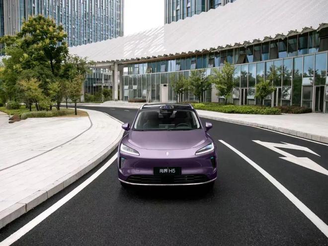 鸿蒙智行最美轿跑，华为把“最锋利”的一刀交给尚界