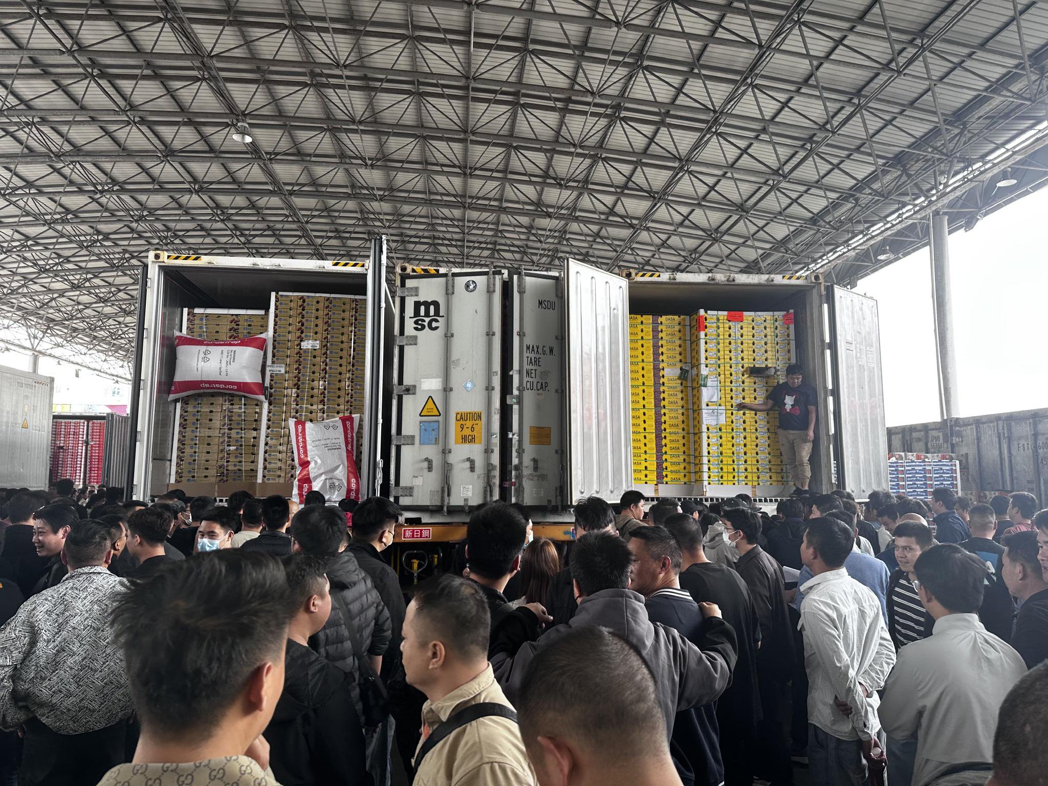 批发市场果商们正在观望海运到货的车厘子。时代财经摄