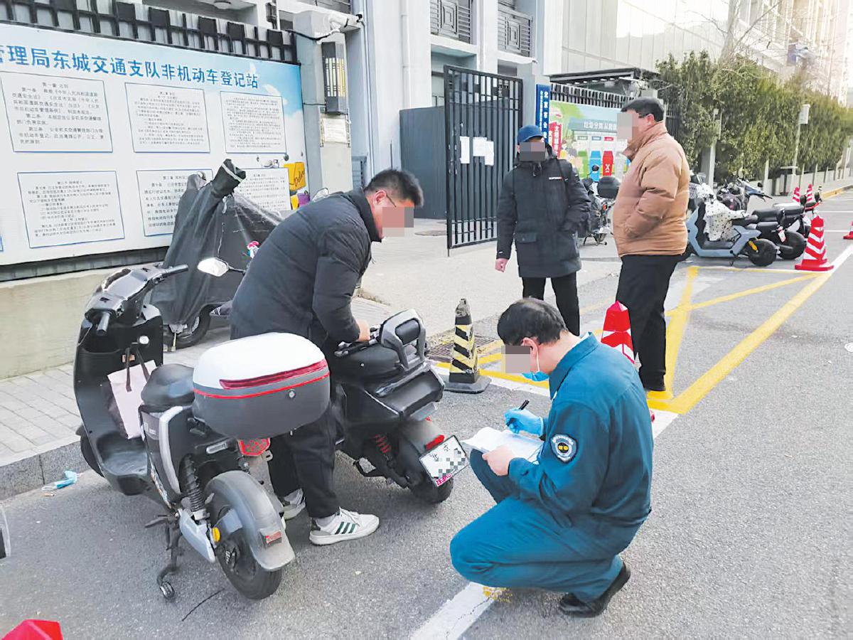 二手电动自行车带牌“好卖”暗藏风险 明年新规要求车辆转让须过户