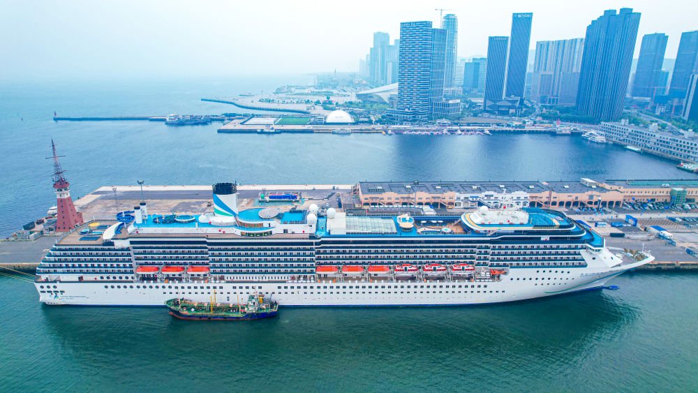 　　2025年5月27日拍摄的停靠在大连港国际邮轮中心泊位的“爱达·地中海”号（无人机照片）。新华社记者 潘昱龙 摄