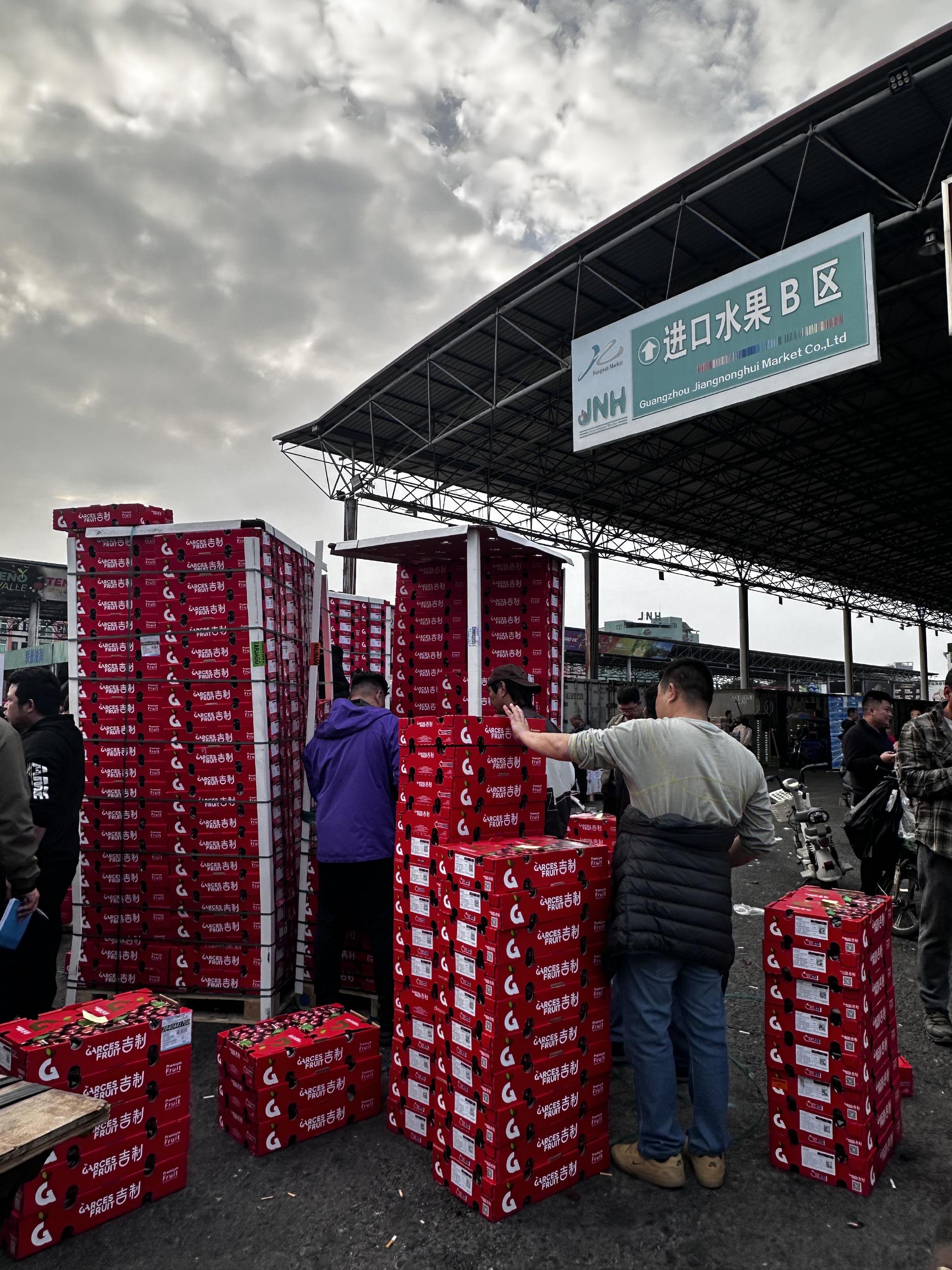 批发市场果商们正在验货。时代财经摄