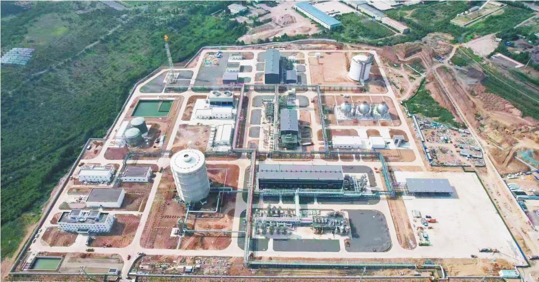 凌钢集团焦炉煤气制LNG联产氢能项目现场。