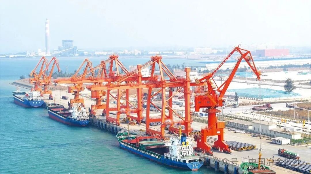 图为柳钢集团防城港钢铁基地成品码头。