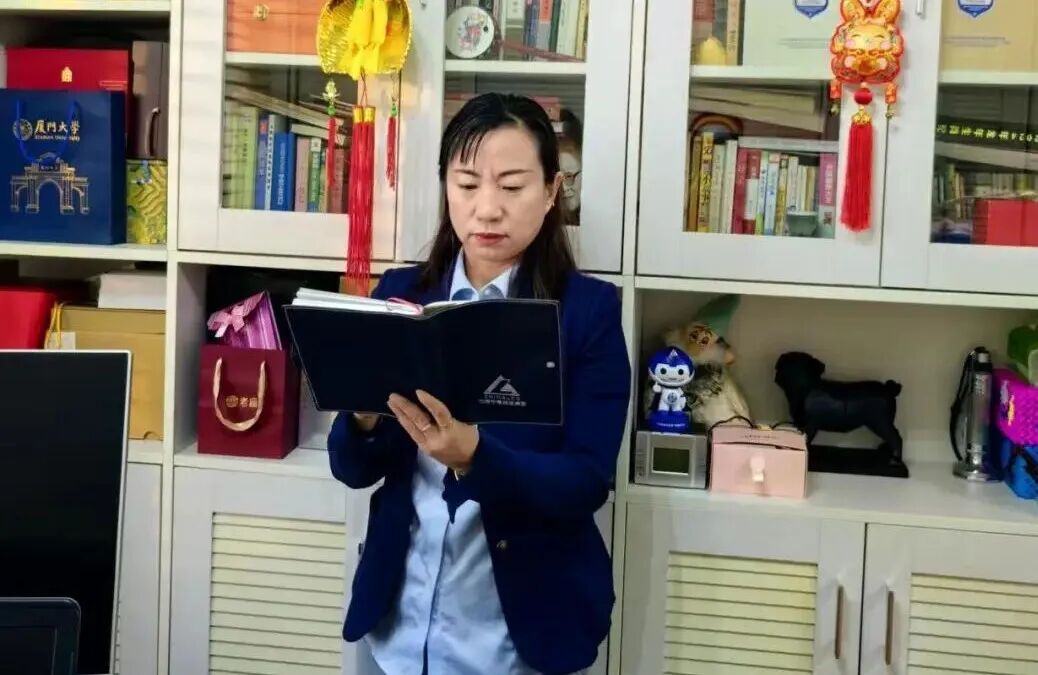 宝玲玲学习财务知识。