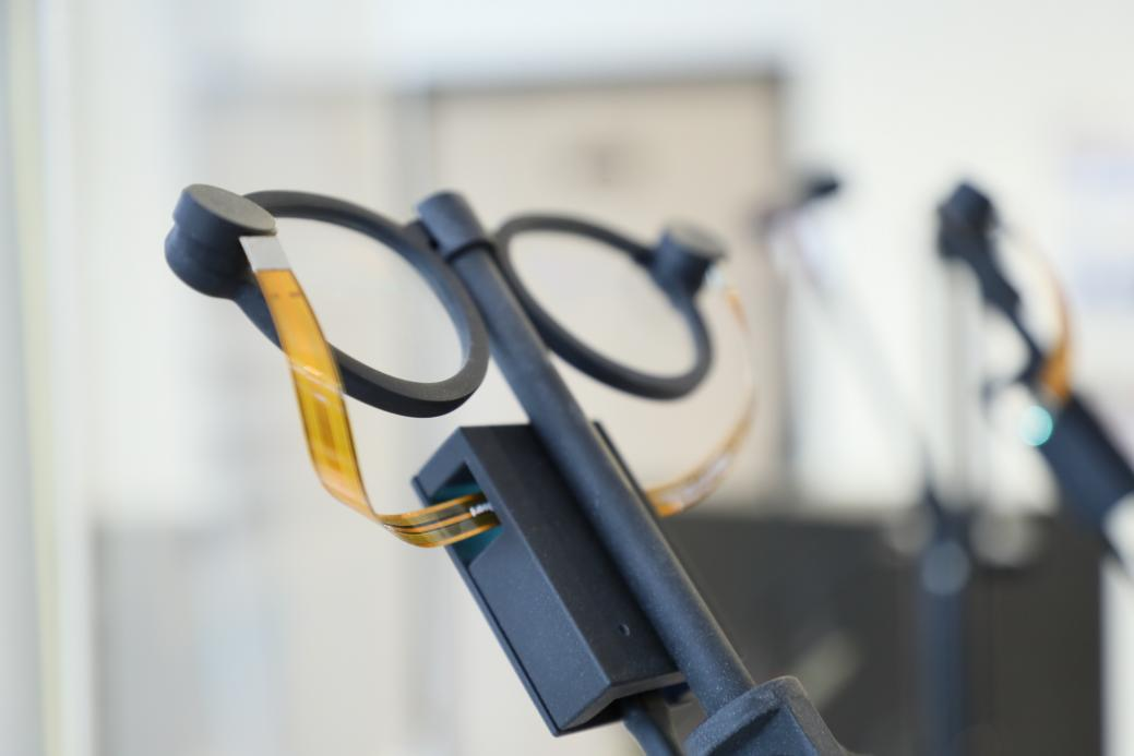 广纳四维衍射光波导显示模组(上图)广纳四维衍射光波导镜片 (下图) | 李剑锋 摄