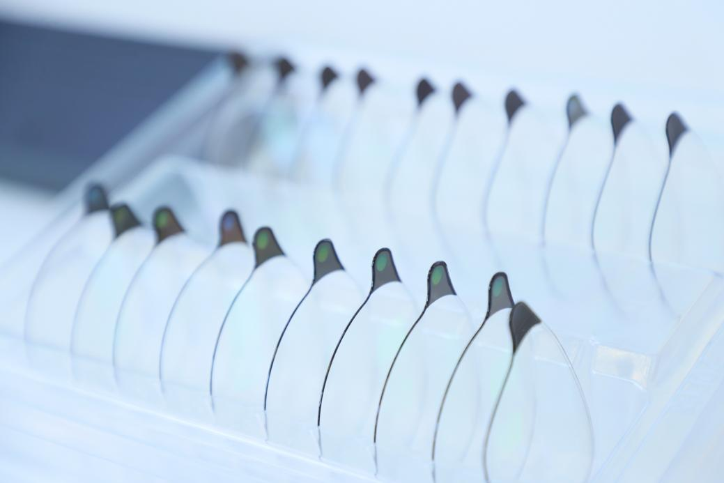 广纳四维衍射光波导显示模组（上图）广纳四维衍射光波导镜片 （下图） | 李剑锋 摄