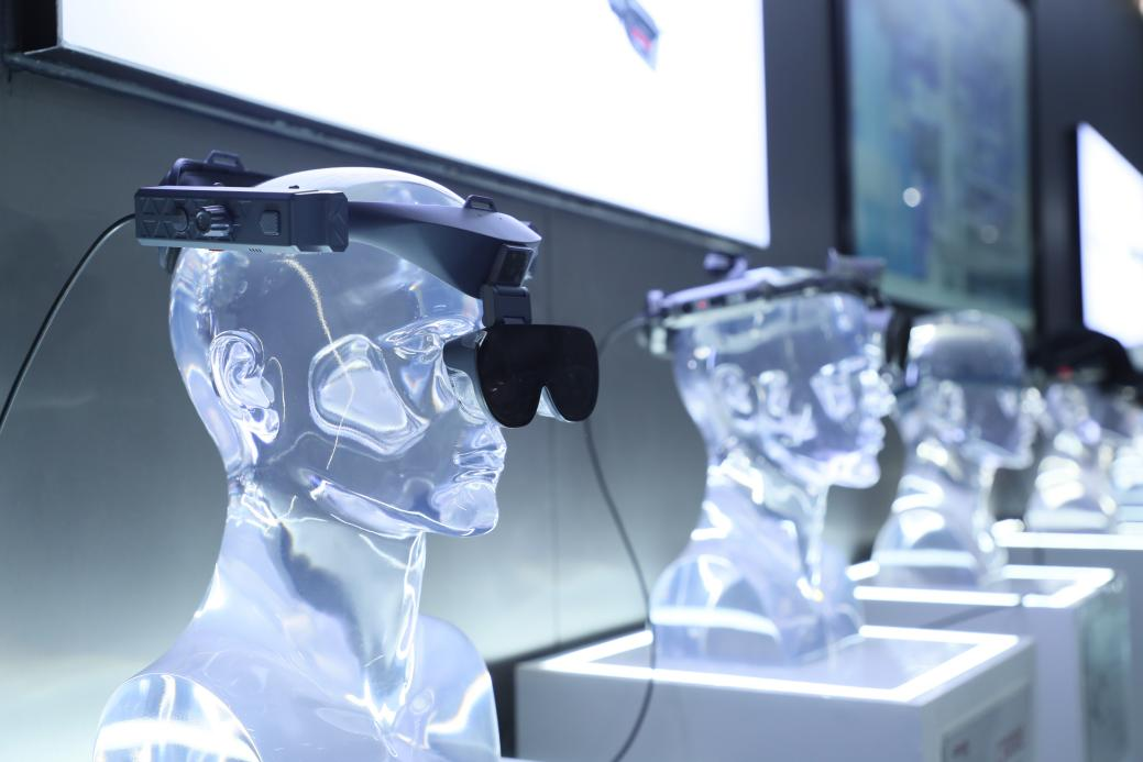 谷东科技展示厅中酷炫的眼镜 | 李剑锋 摄