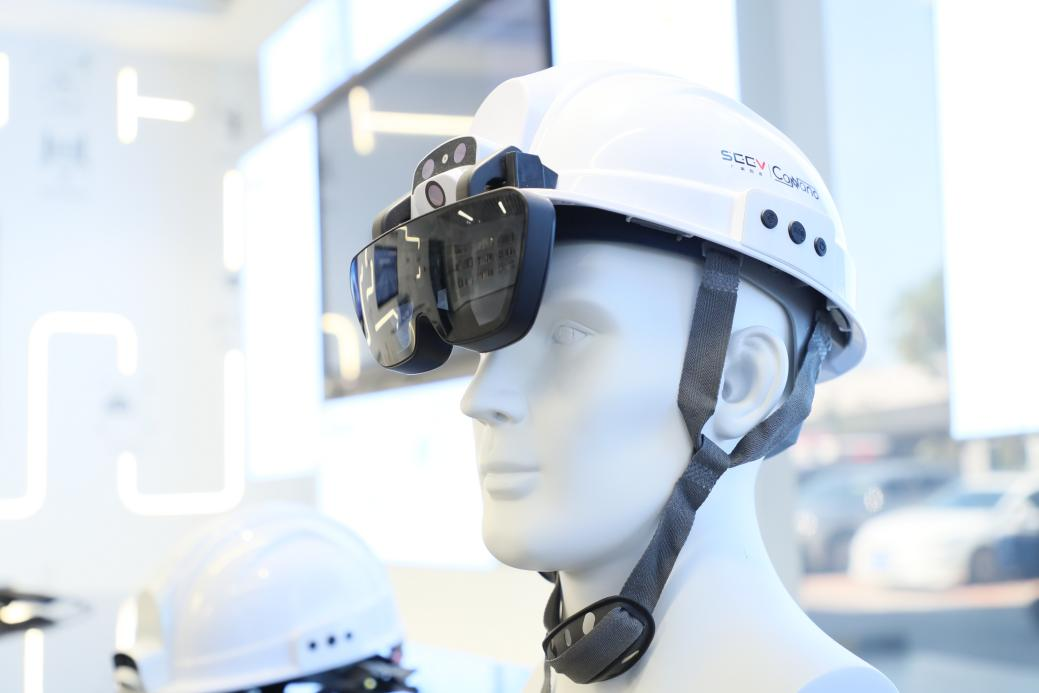 基于广纳四维光学方案开发的AR头盔 | 李剑锋 摄