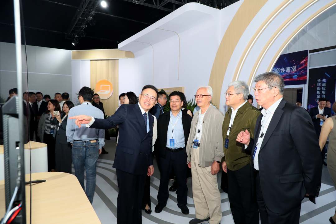 嘉宾参观体验TCL华星光电产品 | 李剑锋 摄