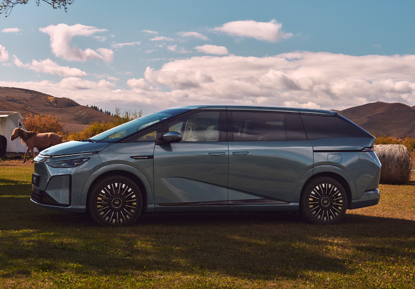 国内外双告捷 小鹏X9登顶高端纯电及增程MPV销量榜首