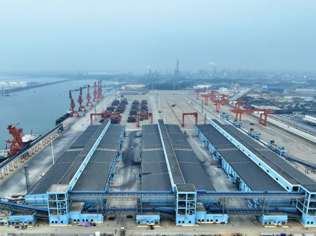 北海港铁山港西港区北暮作业区南7号至南10号泊位工程(二期)顺利通过竣工验收。 裴柱为 摄