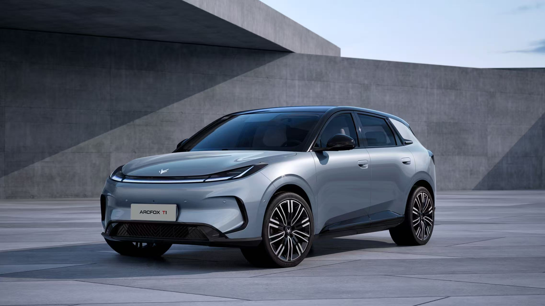 6.28万起焕新A0级纯电！极狐T1越级实力领潮出行