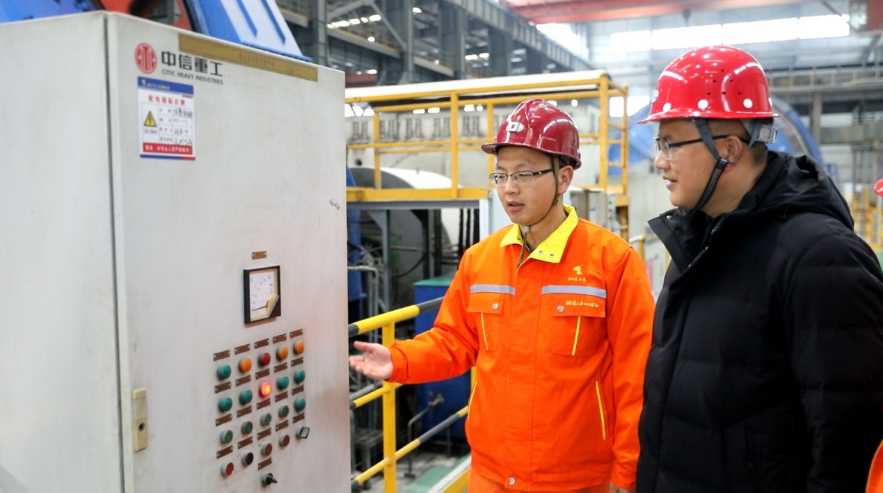 庐江县工信局负责人（右一）到矿山企业调研