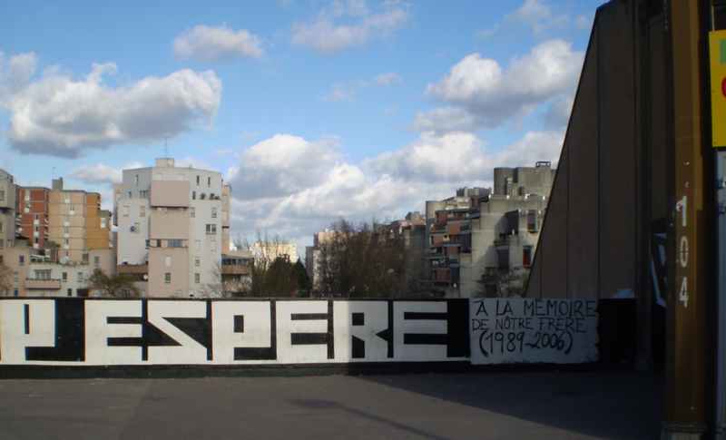 埃夫里新城，一位少年因暴力在这儿死去，矮墙上是纪念他的文字。陈映芳 摄于2008年11月