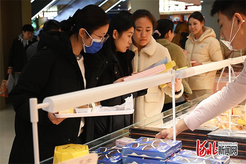 12月13日，邢台市天一广场好利来邢台首店内，顾客正在挑选商品。 河北日报记者 闫德见摄