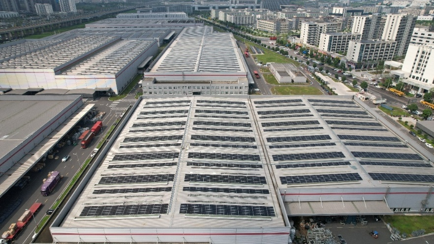 　　图为五粮液光伏储能项目屋顶组件