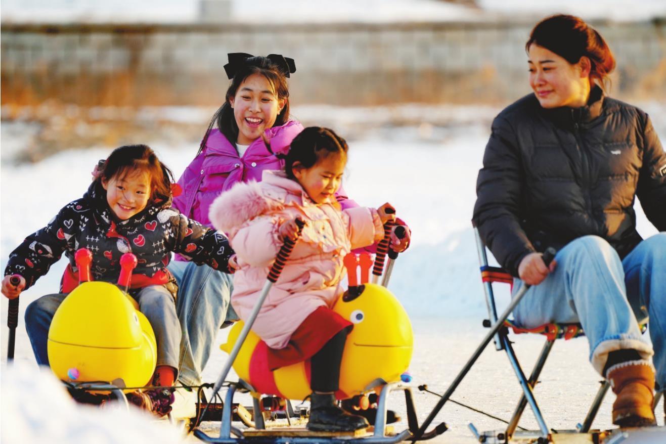 营口市鲅鱼圈区熊岳南大河公园冰面上,游人滑冰车嬉戏。 康广义 摄