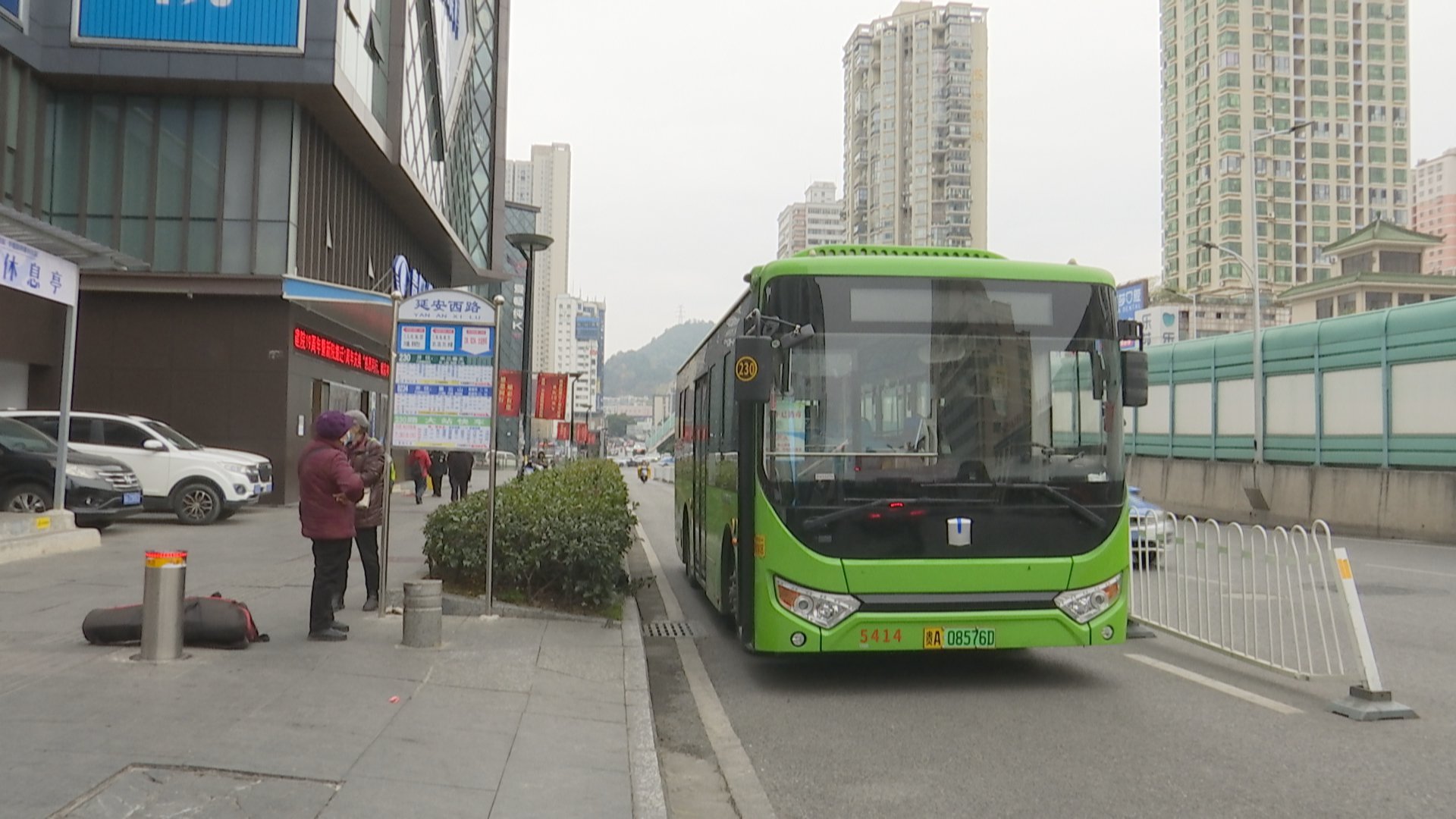 公交未到时间不进站，市民寒风中苦等