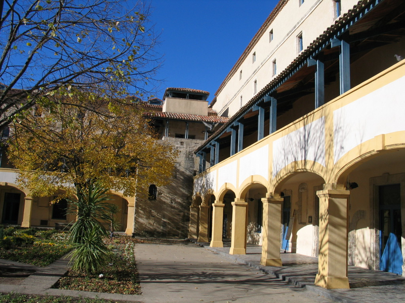 梵高曾经住过的疗养院，梵高作品《阿尔勒医院的庭院》原址，现为梵高纪念馆。陈映芳 摄于2004年1月