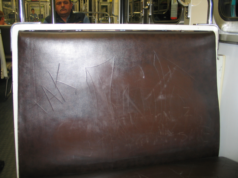 巴黎地铁的各条“郊区线”上，随处可以看到被愤怒的文字划破的椅子。陈映芳 摄于2005年5月