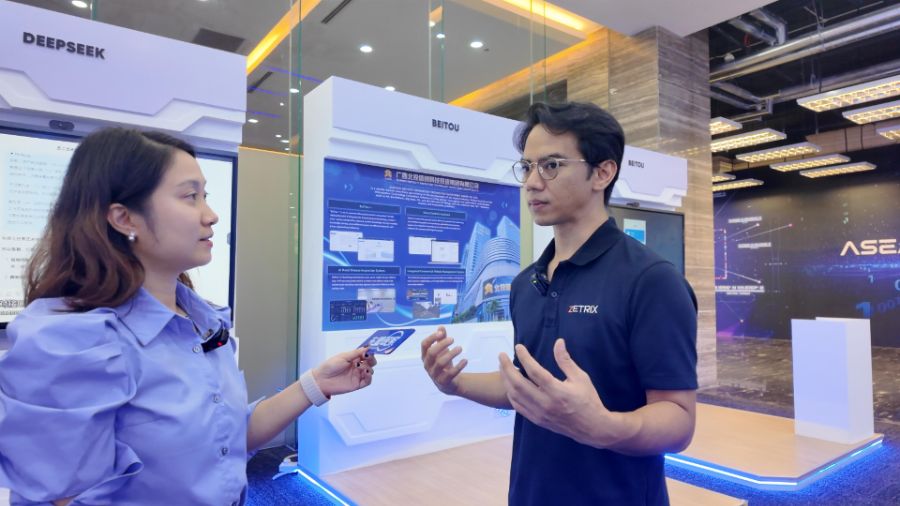 （法兹里也向记者分享了不少中马人工智能合作的成功案例。拍摄/肖航）