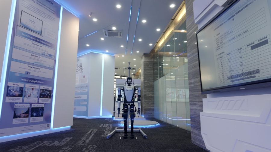 （中国—东盟人工智能实验室展示着不少来自中国的科技产品。拍摄/肖航）