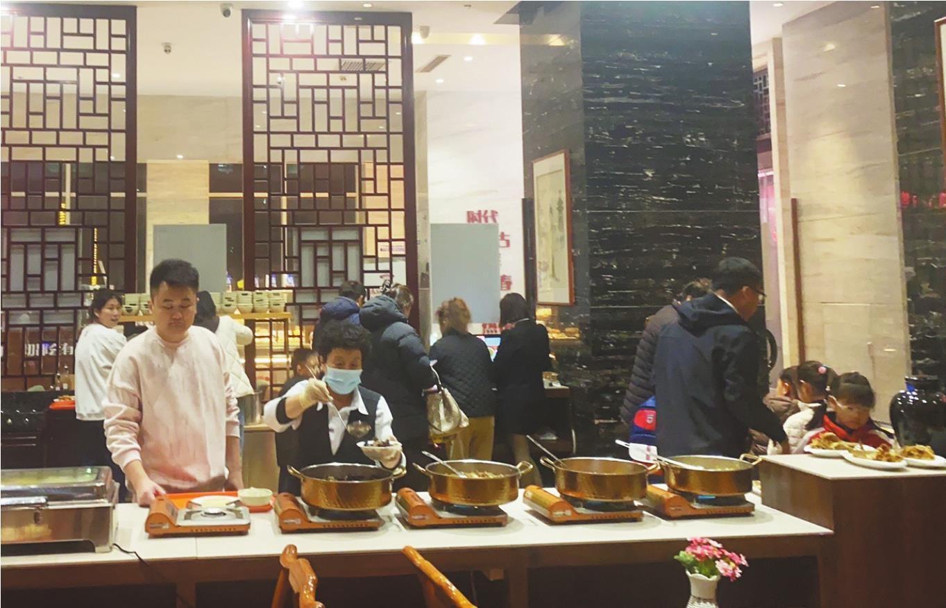 ②营口助老食堂(助餐点)模式多元化,颐康助老食堂不仅吸引老年人,而且很多家长也带着孩子来就餐。 本报记者 佟利德 摄