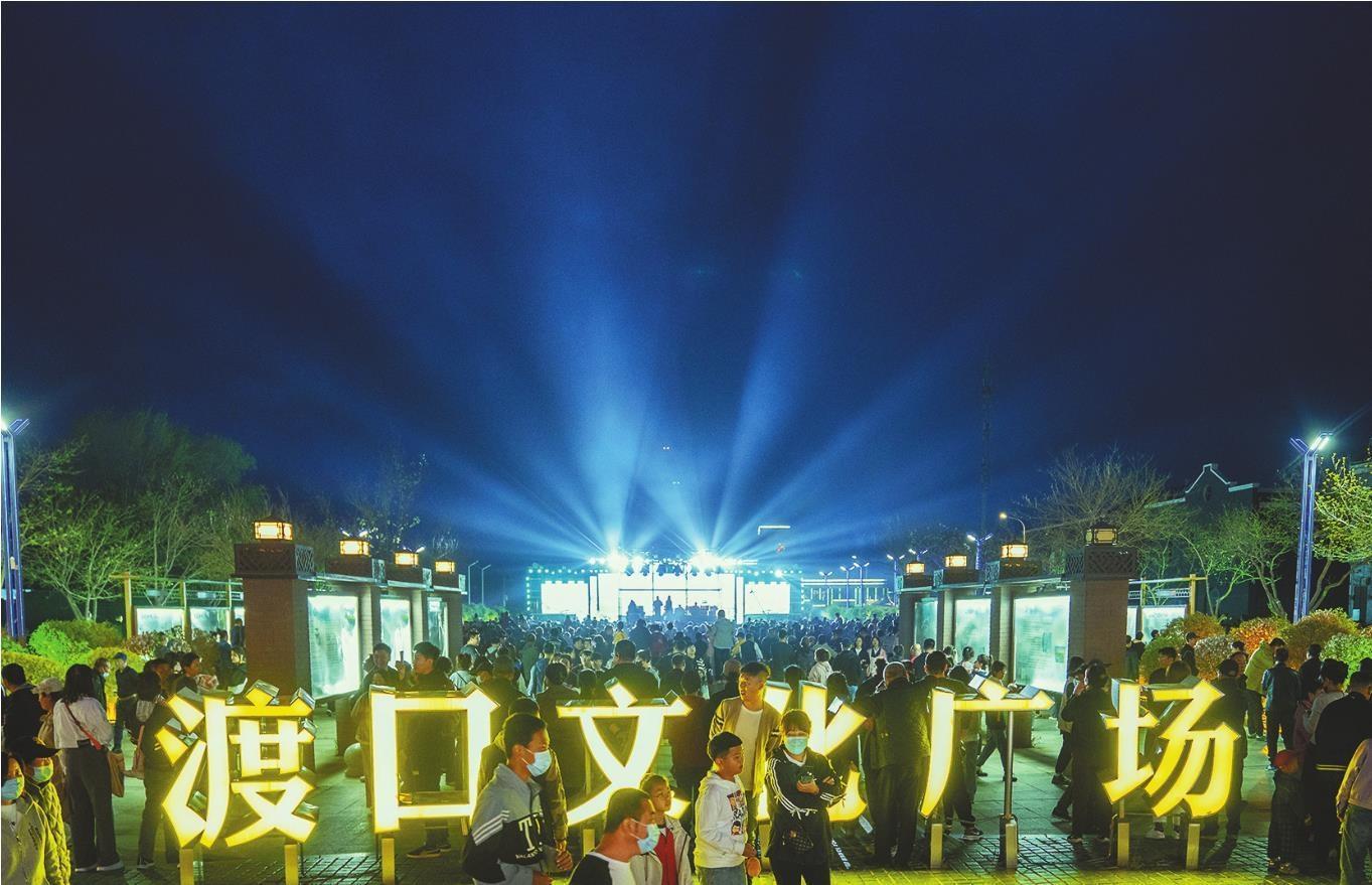 ①营口大辽河渡口文化广场音乐节活动上,游人如织。 李国颖 摄