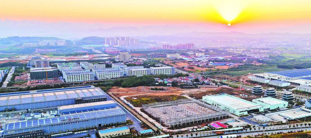 　　百东新区战略性新兴产业园。□覃蔚峰 摄