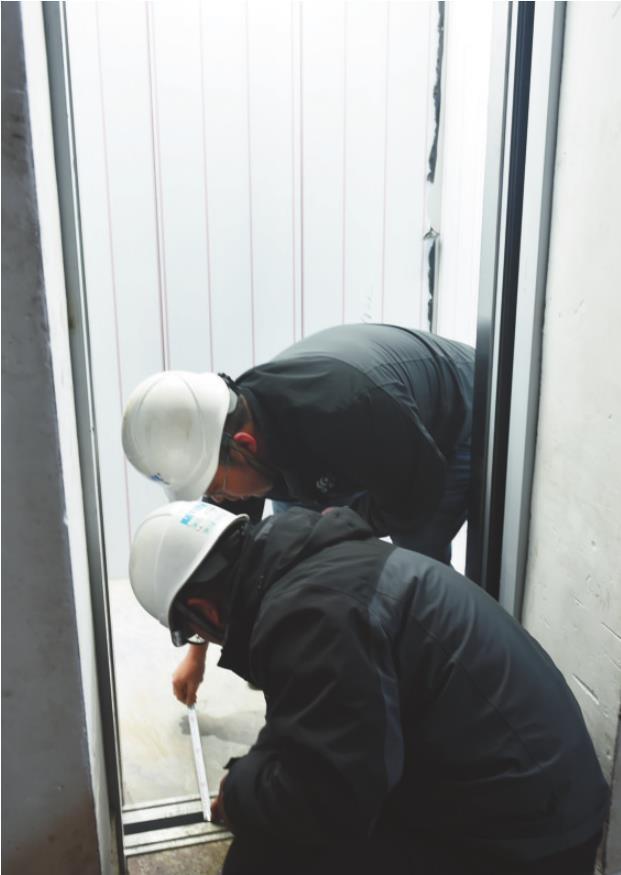 ④营口市开展老旧电梯免费更新改造。图为站前区永江城市花园小区里，施工人员正在调试新电梯。 本报记者 佟利德 摄