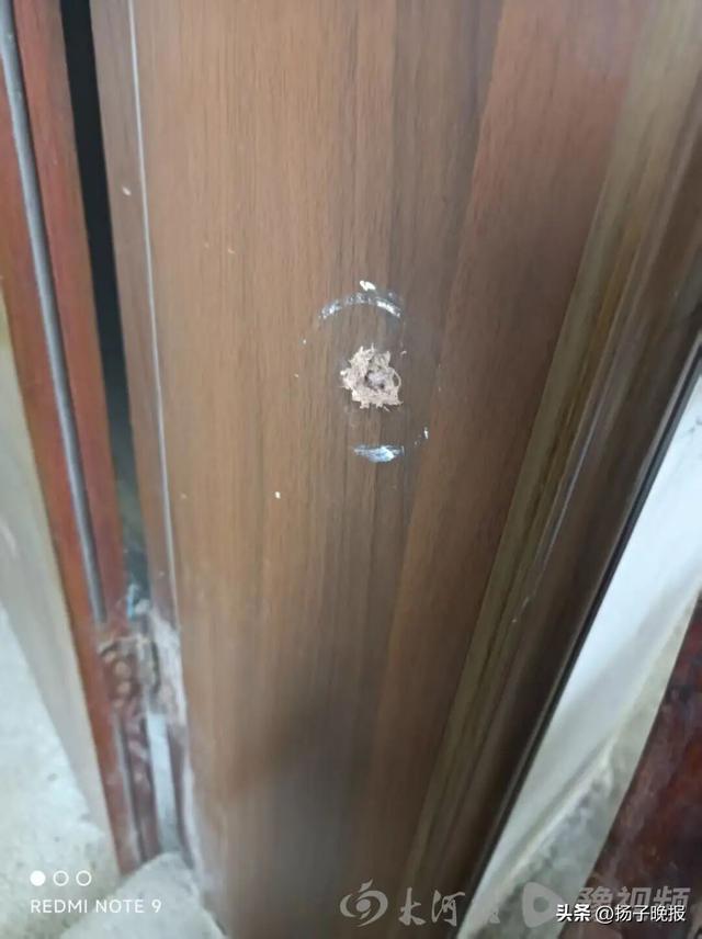 门框上留下的枪眼痕迹（受访者供图）