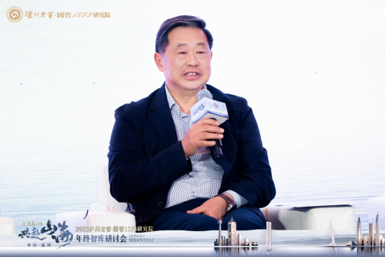 ▲四川省工业文化协会主席、中华诗词学会创作委副主任、省决咨委工业组组长蔡竞