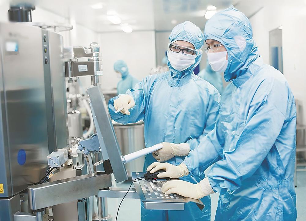 特宝生物员工在进行纯化层析生产调控。（受访者供图）